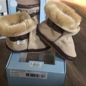 Brand New!😍 Robeez Cozy Ankle Boots